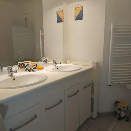 Jolie Maison Paisible, Avec Jardinet Et Parking