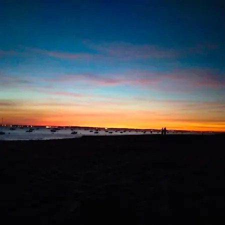 Jolie Maison Paisible, Avec Jardinet Et Parking